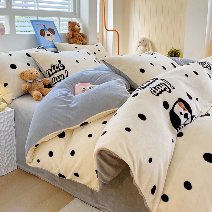91家纺网 家纺一手货源 找家纺 YYDS网供  2025新款ins风牛奶绒四件套萌趣卡通三件套花卉单被套秋冬软fufu防静电 黑白的波点狗