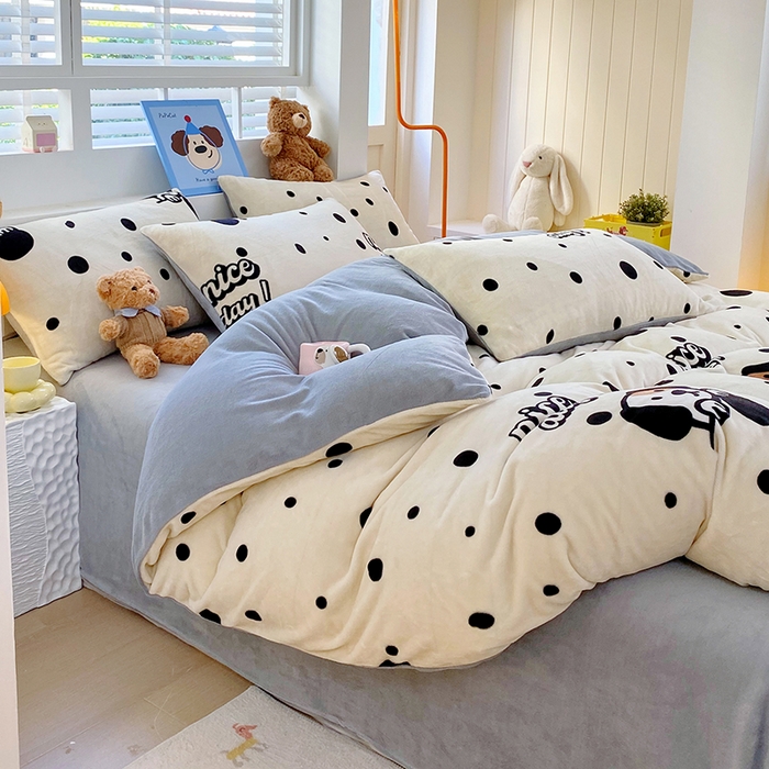 91家纺网 家纺一手货源 找家纺 YYDS网供  2025新款ins风牛奶绒四件套萌趣卡通三件套花卉单被套秋冬软fufu防静电 黑白的波点狗