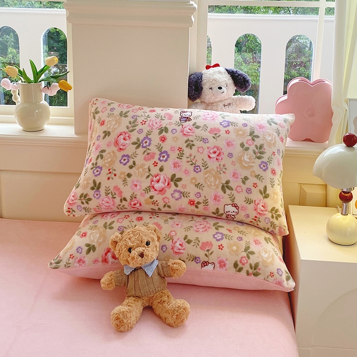 91家纺网 家纺一手货源 找家纺 YYDS网供  2025新款ins风牛奶绒四件套萌趣卡通三件套花卉单被套秋冬软fufu防静电 花园猫语日记