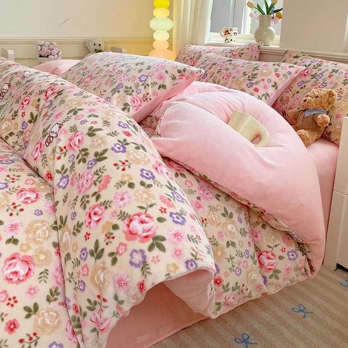 91家纺网 家纺一手货源 找家纺 YYDS网供  2025新款ins风牛奶绒四件套萌趣卡通三件套花卉单被套秋冬软fufu防静电 花园猫语日记
