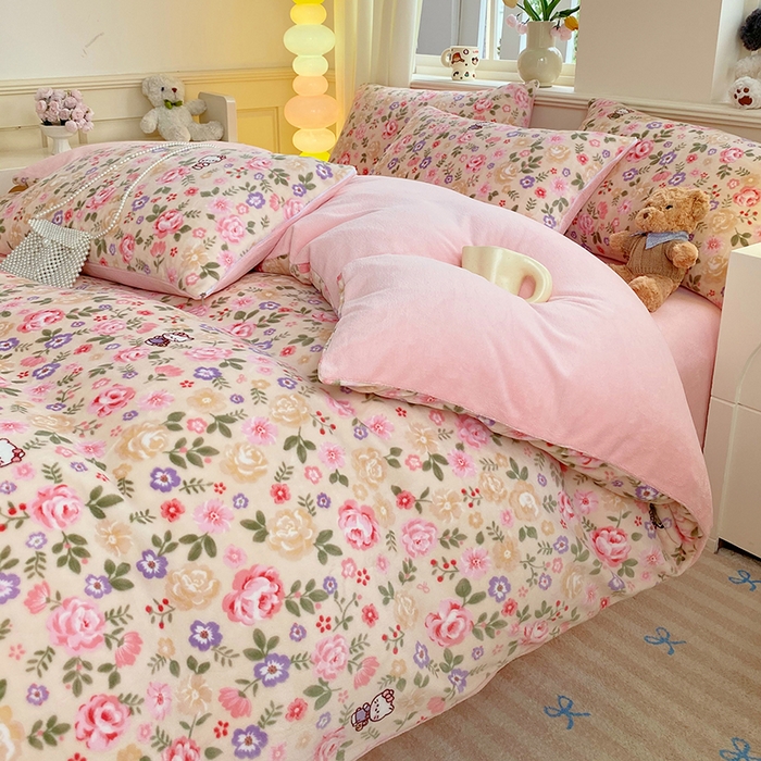 91家纺网 家纺一手货源 找家纺 YYDS网供  2025新款ins风牛奶绒四件套萌趣卡通三件套花卉单被套秋冬软fufu防静电 花园猫语日记