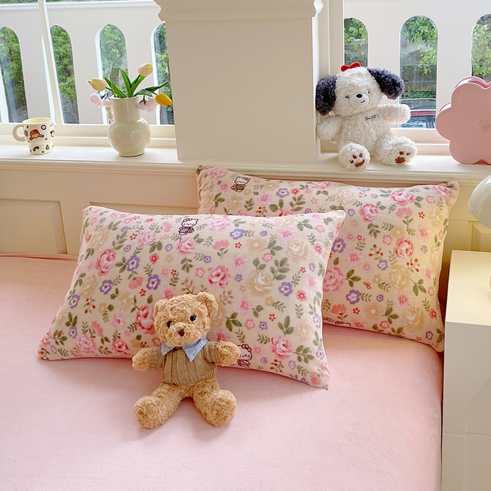 91家纺网 家纺一手货源 找家纺 YYDS网供  2025新款ins风牛奶绒四件套萌趣卡通三件套花卉单被套秋冬软fufu防静电 花园猫语日记