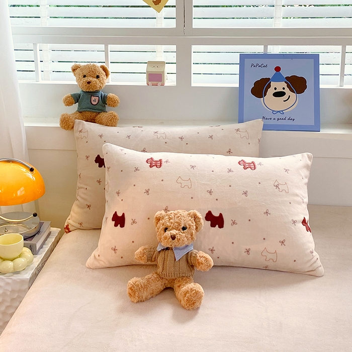 91家纺网 家纺一手货源 找家纺 YYDS网供  2025新款ins风牛奶绒四件套萌趣卡通三件套花卉单被套秋冬软fufu防静电 欢乐奶油小狗