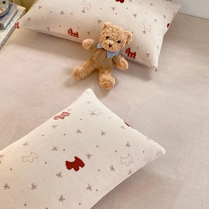 91家纺网 家纺一手货源 找家纺 YYDS网供  2025新款ins风牛奶绒四件套萌趣卡通三件套花卉单被套秋冬软fufu防静电 欢乐奶油小狗