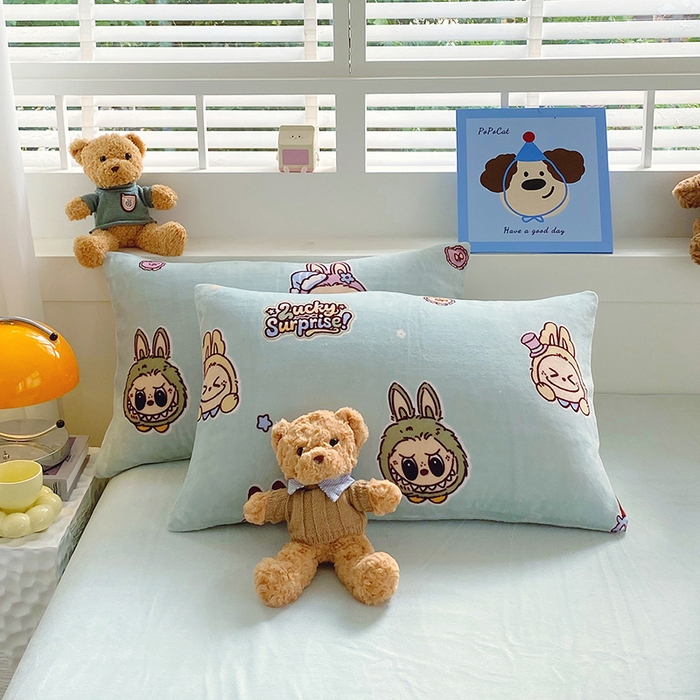 91家纺网 家纺一手货源 找家纺 YYDS网供  2025新款ins风牛奶绒四件套萌趣卡通三件套花卉单被套秋冬软fufu防静电 拉布精灵