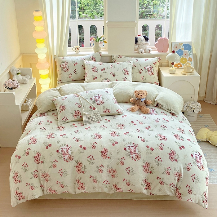 91家纺网 家纺一手货源 找家纺 YYDS网供  2025新款ins风牛奶绒四件套萌趣卡通三件套花卉单被套秋冬软fufu防静电 两小花落玉兔