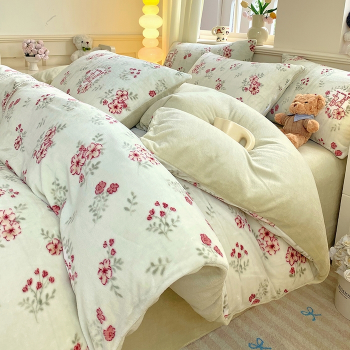 91家纺网 家纺一手货源 找家纺 YYDS网供  2025新款ins风牛奶绒四件套萌趣卡通三件套花卉单被套秋冬软fufu防静电 两小花落玉兔