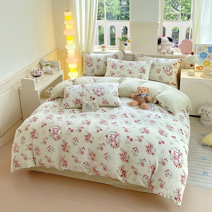 91家纺网 家纺一手货源 找家纺 YYDS网供  2025新款ins风牛奶绒四件套萌趣卡通三件套花卉单被套秋冬软fufu防静电 两小花落玉兔