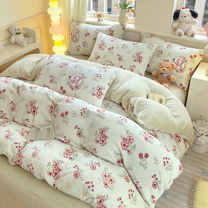 91家纺网 家纺一手货源 找家纺 YYDS网供  2025新款ins风牛奶绒四件套萌趣卡通三件套花卉单被套秋冬软fufu防静电 两小花落玉兔