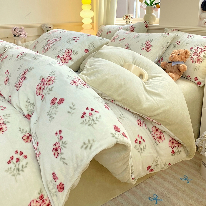 91家纺网 家纺一手货源 找家纺 YYDS网供  2025新款ins风牛奶绒四件套萌趣卡通三件套花卉单被套秋冬软fufu防静电 两小花落玉兔