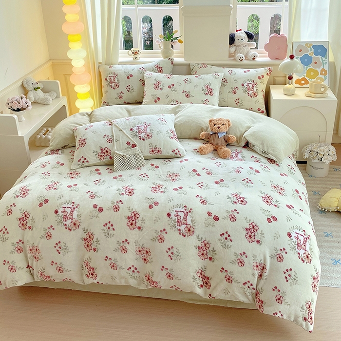 91家纺网 家纺一手货源 找家纺 YYDS网供  2025新款ins风牛奶绒四件套萌趣卡通三件套花卉单被套秋冬软fufu防静电 两小花落玉兔