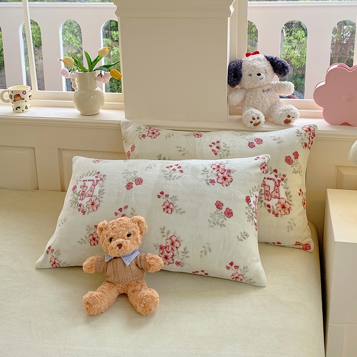 91家纺网 家纺一手货源 找家纺 YYDS网供  2025新款ins风牛奶绒四件套萌趣卡通三件套花卉单被套秋冬软fufu防静电 两小花落玉兔