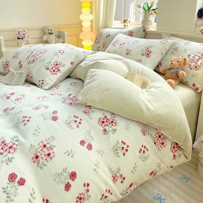 91家纺网 家纺一手货源 找家纺 YYDS网供  2025新款ins风牛奶绒四件套萌趣卡通三件套花卉单被套秋冬软fufu防静电 两小花落玉兔