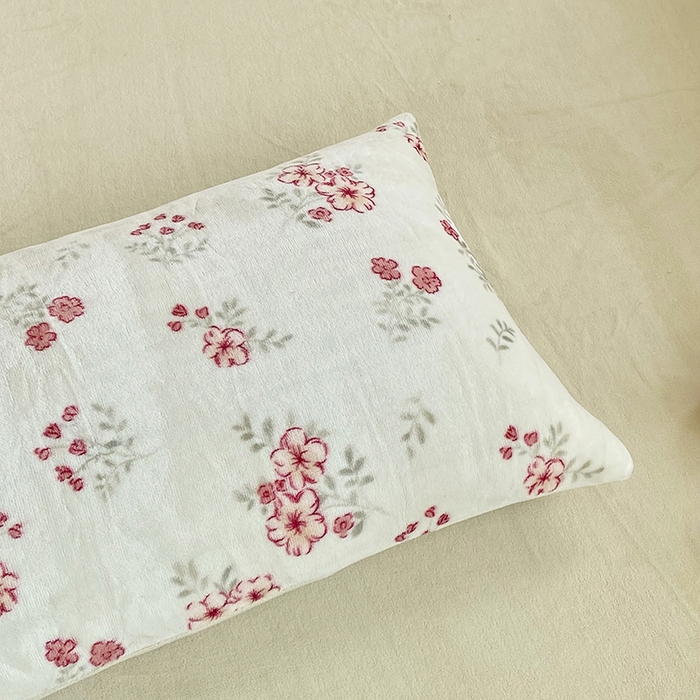 91家纺网 家纺一手货源 找家纺 YYDS网供  2025新款ins风牛奶绒四件套萌趣卡通三件套花卉单被套秋冬软fufu防静电 两小花落玉兔