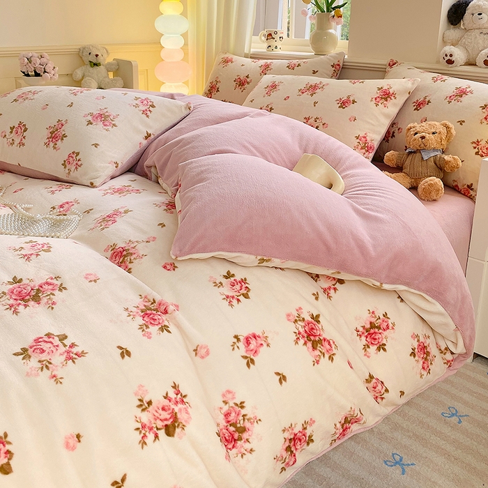 91家纺网 家纺一手货源 找家纺 YYDS网供  2025新款ins风牛奶绒四件套萌趣卡通三件套花卉单被套秋冬软fufu防静电 玫瑰约花仙子