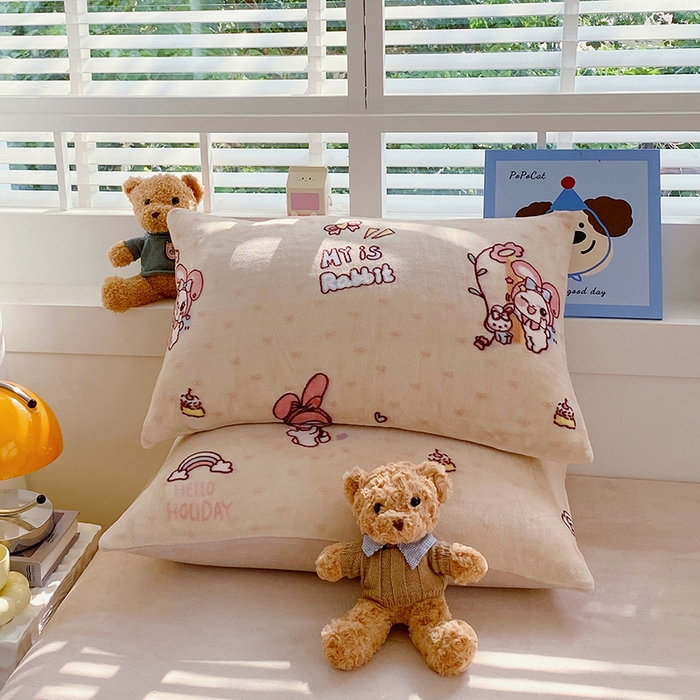 91家纺网 家纺一手货源 找家纺 YYDS网供  2025新款ins风牛奶绒四件套萌趣卡通三件套花卉单被套秋冬软fufu防静电 美乐蒂萌