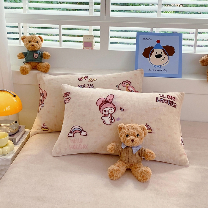 91家纺网 家纺一手货源 找家纺 YYDS网供  2025新款ins风牛奶绒四件套萌趣卡通三件套花卉单被套秋冬软fufu防静电 美乐蒂萌