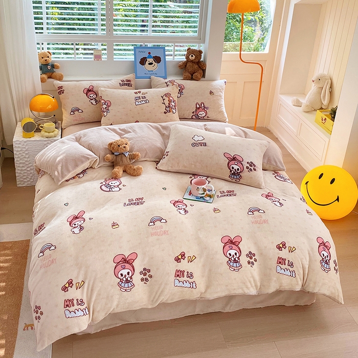 91家纺网 家纺一手货源 找家纺 YYDS网供  2025新款ins风牛奶绒四件套萌趣卡通三件套花卉单被套秋冬软fufu防静电 美乐蒂萌