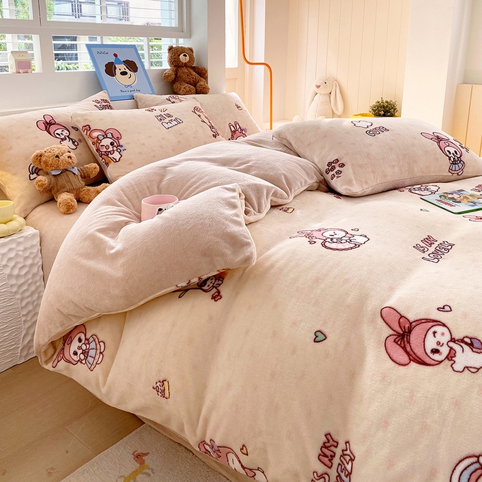 91家纺网 家纺一手货源 找家纺 YYDS网供  2025新款ins风牛奶绒四件套萌趣卡通三件套花卉单被套秋冬软fufu防静电 美乐蒂萌