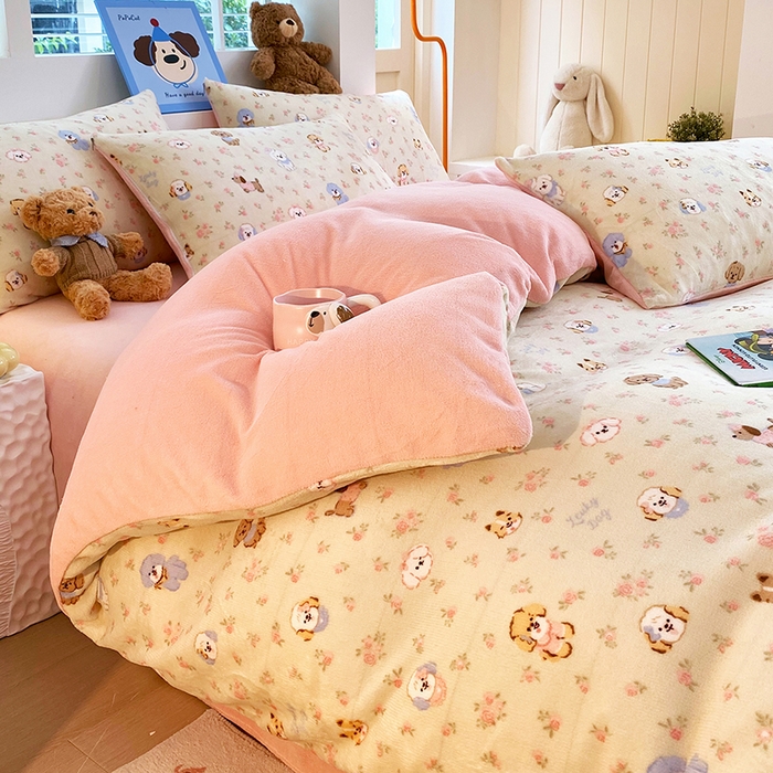 91家纺网 家纺一手货源 找家纺 YYDS网供  2025新款ins风牛奶绒四件套萌趣卡通三件套花卉单被套秋冬软fufu防静电 迷你旺仔相会