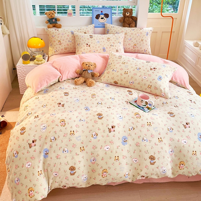 91家纺网 家纺一手货源 找家纺 YYDS网供  2025新款ins风牛奶绒四件套萌趣卡通三件套花卉单被套秋冬软fufu防静电 迷你旺仔相会