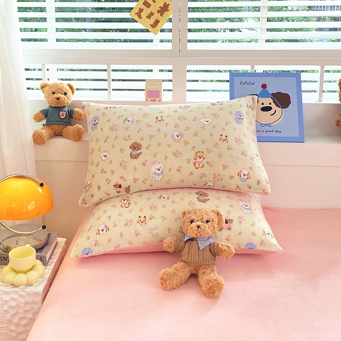 91家纺网 家纺一手货源 找家纺 YYDS网供  2025新款ins风牛奶绒四件套萌趣卡通三件套花卉单被套秋冬软fufu防静电 迷你旺仔相会