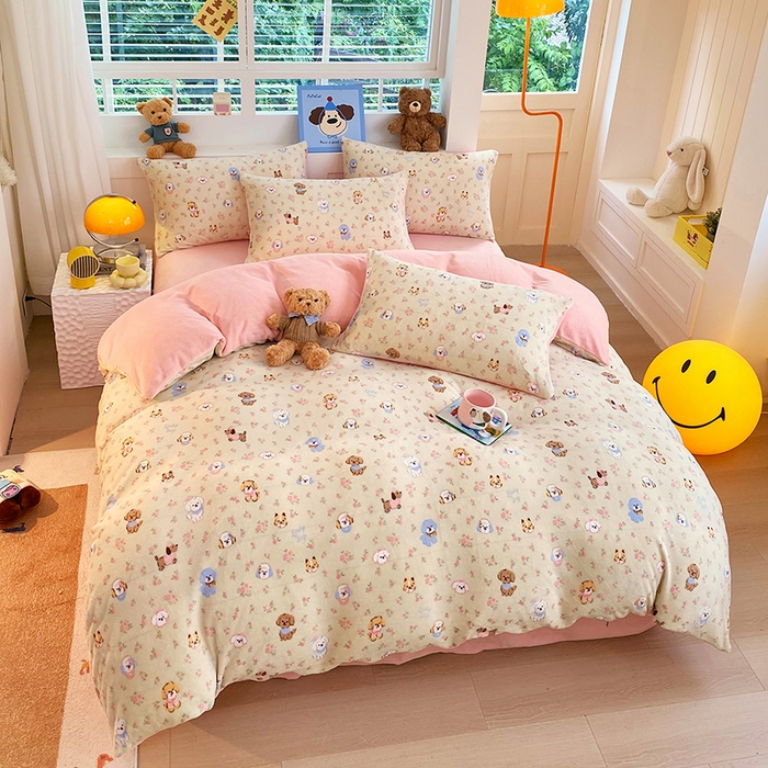 91家纺网 家纺一手货源 找家纺 YYDS网供  2025新款ins风牛奶绒四件套萌趣卡通三件套花卉单被套秋冬软fufu防静电 迷你旺仔相会