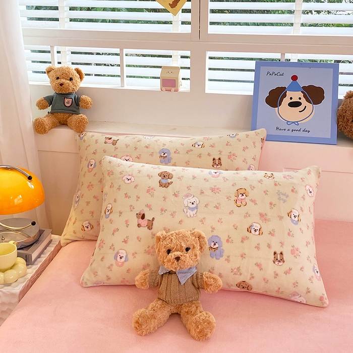 91家纺网 家纺一手货源 找家纺 YYDS网供  2025新款ins风牛奶绒四件套萌趣卡通三件套花卉单被套秋冬软fufu防静电 迷你旺仔相会