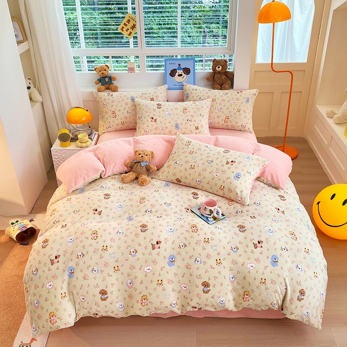 91家纺网 家纺一手货源 找家纺 YYDS网供  2025新款ins风牛奶绒四件套萌趣卡通三件套花卉单被套秋冬软fufu防静电 迷你旺仔相会