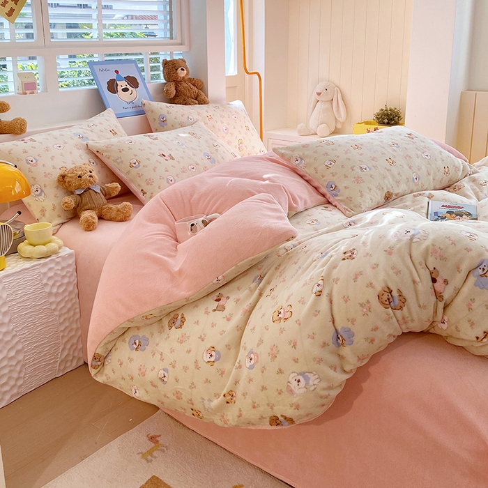 91家纺网 家纺一手货源 找家纺 YYDS网供  2025新款ins风牛奶绒四件套萌趣卡通三件套花卉单被套秋冬软fufu防静电 迷你旺仔相会