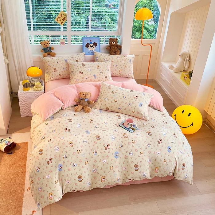 91家纺网 家纺一手货源 找家纺 YYDS网供  2025新款ins风牛奶绒四件套萌趣卡通三件套花卉单被套秋冬软fufu防静电 迷你旺仔相会