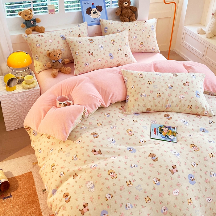 91家纺网 家纺一手货源 找家纺 YYDS网供  2025新款ins风牛奶绒四件套萌趣卡通三件套花卉单被套秋冬软fufu防静电 迷你旺仔相会