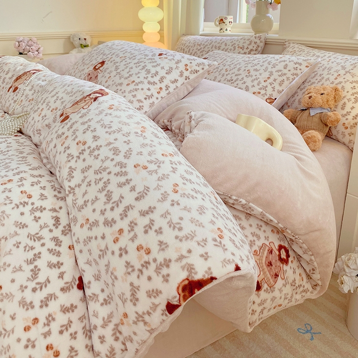 91家纺网 家纺一手货源 找家纺 YYDS网供  2025新款ins风牛奶绒四件套萌趣卡通三件套花卉单被套秋冬软fufu防静电 甜美花间女孩