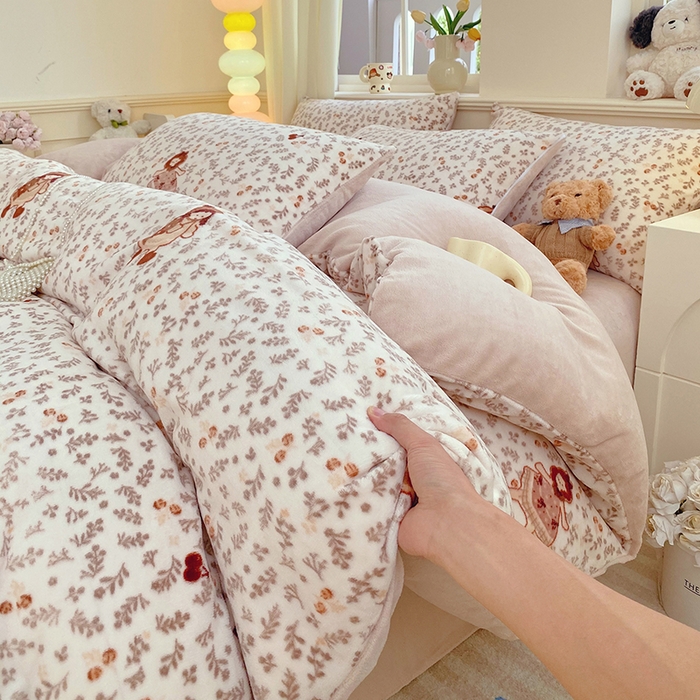 91家纺网 家纺一手货源 找家纺 YYDS网供  2025新款ins风牛奶绒四件套萌趣卡通三件套花卉单被套秋冬软fufu防静电 甜美花间女孩