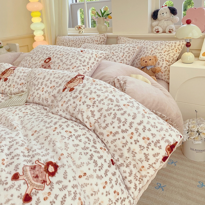 91家纺网 家纺一手货源 找家纺 YYDS网供  2025新款ins风牛奶绒四件套萌趣卡通三件套花卉单被套秋冬软fufu防静电 甜美花间女孩