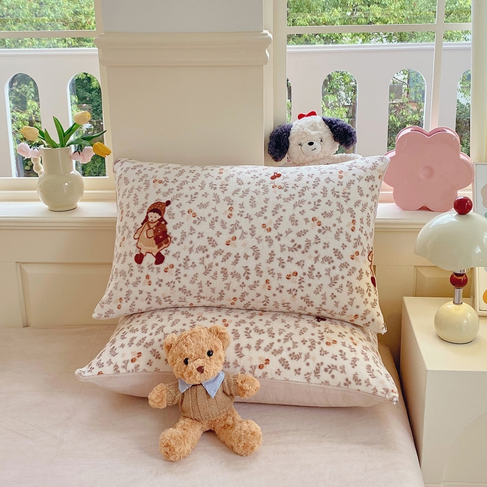 91家纺网 家纺一手货源 找家纺 YYDS网供  2025新款ins风牛奶绒四件套萌趣卡通三件套花卉单被套秋冬软fufu防静电 甜美花间女孩