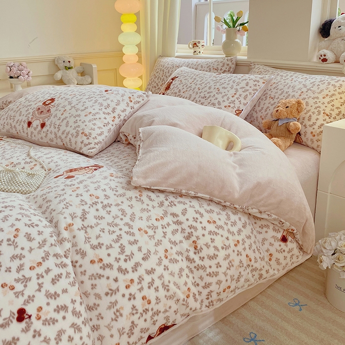 91家纺网 家纺一手货源 找家纺 YYDS网供  2025新款ins风牛奶绒四件套萌趣卡通三件套花卉单被套秋冬软fufu防静电 甜美花间女孩