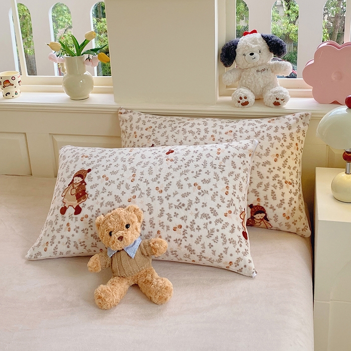 91家纺网 家纺一手货源 找家纺 YYDS网供  2025新款ins风牛奶绒四件套萌趣卡通三件套花卉单被套秋冬软fufu防静电 甜美花间女孩