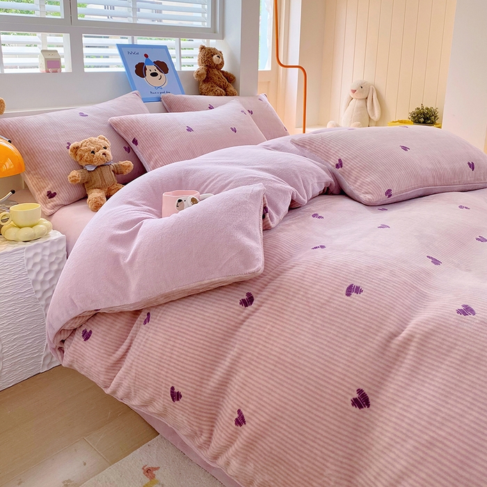 91家纺网 家纺一手货源 找家纺 YYDS网供  2025新款ins风牛奶绒四件套萌趣卡通三件套花卉单被套秋冬软fufu防静电 条纹爱心如愿