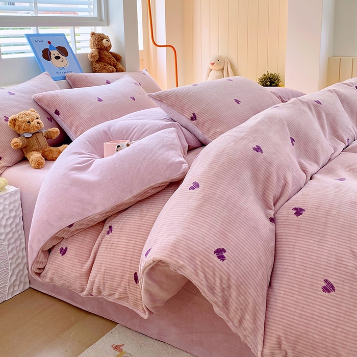 91家纺网 家纺一手货源 找家纺 YYDS网供  2025新款ins风牛奶绒四件套萌趣卡通三件套花卉单被套秋冬软fufu防静电 条纹爱心如愿