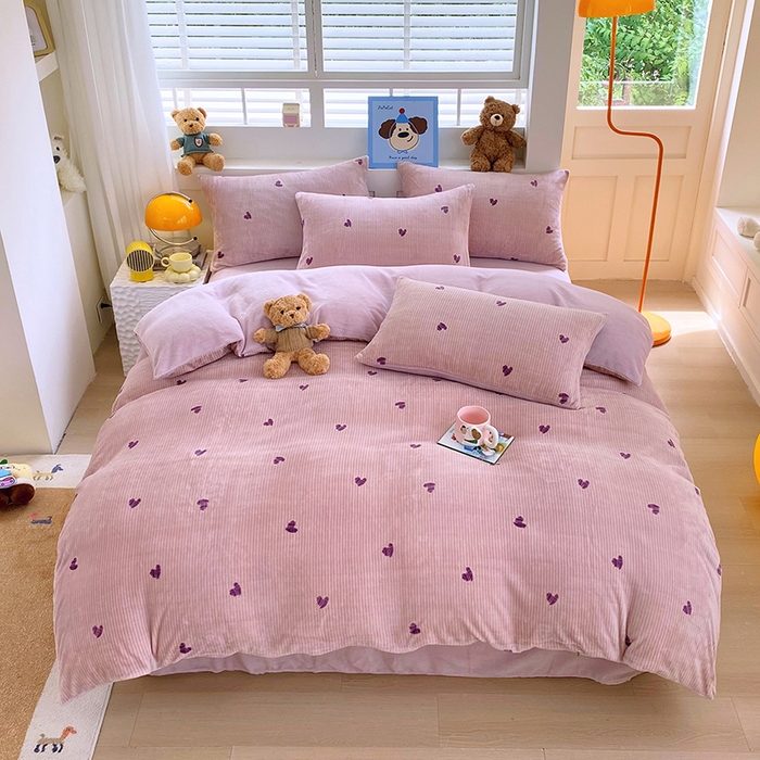 91家纺网 家纺一手货源 找家纺 YYDS网供  2025新款ins风牛奶绒四件套萌趣卡通三件套花卉单被套秋冬软fufu防静电 条纹爱心如愿