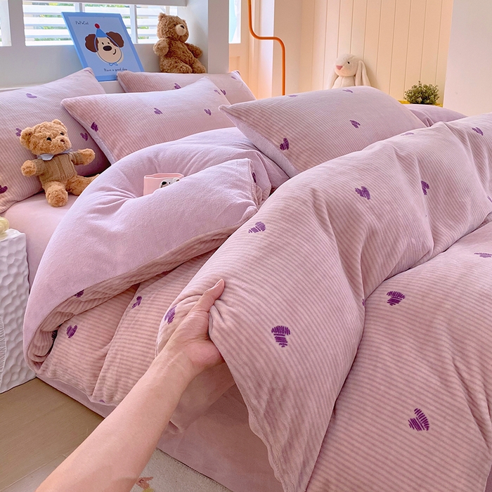 91家纺网 家纺一手货源 找家纺 YYDS网供  2025新款ins风牛奶绒四件套萌趣卡通三件套花卉单被套秋冬软fufu防静电 条纹爱心如愿