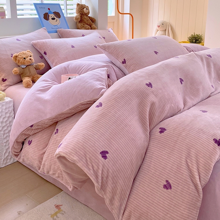 91家纺网 家纺一手货源 找家纺 YYDS网供  2025新款ins风牛奶绒四件套萌趣卡通三件套花卉单被套秋冬软fufu防静电 条纹爱心如愿