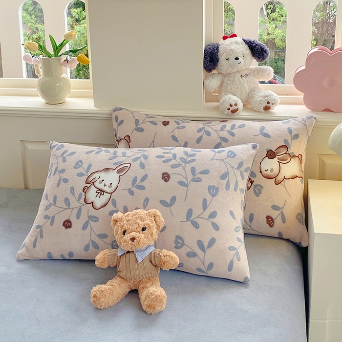 91家纺网 家纺一手货源 找家纺 YYDS网供  2025新款ins风牛奶绒四件套萌趣卡通三件套花卉单被套秋冬软fufu防静电 叶子繁花萌兔