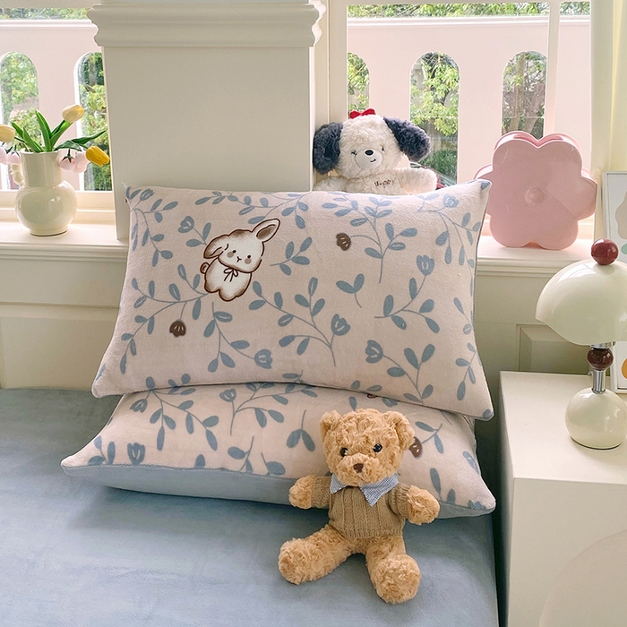 91家纺网 家纺一手货源 找家纺 YYDS网供  2025新款ins风牛奶绒四件套萌趣卡通三件套花卉单被套秋冬软fufu防静电 叶子繁花萌兔