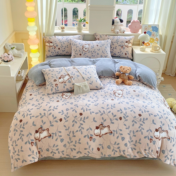 91家纺网 家纺一手货源 找家纺 YYDS网供  2025新款ins风牛奶绒四件套萌趣卡通三件套花卉单被套秋冬软fufu防静电 叶子繁花萌兔