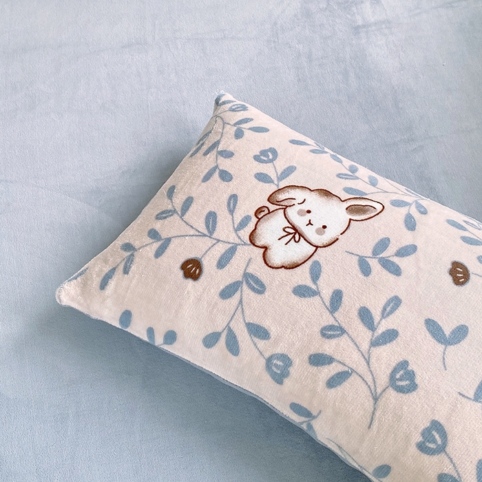 91家纺网 家纺一手货源 找家纺 YYDS网供  2025新款ins风牛奶绒四件套萌趣卡通三件套花卉单被套秋冬软fufu防静电 叶子繁花萌兔