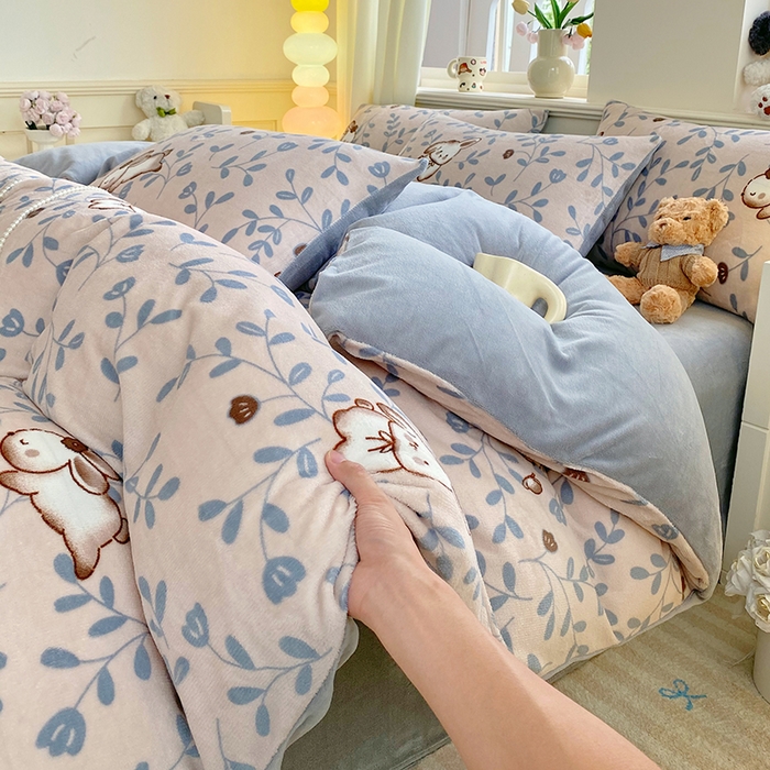 91家纺网 家纺一手货源 找家纺 YYDS网供  2025新款ins风牛奶绒四件套萌趣卡通三件套花卉单被套秋冬软fufu防静电 叶子繁花萌兔
