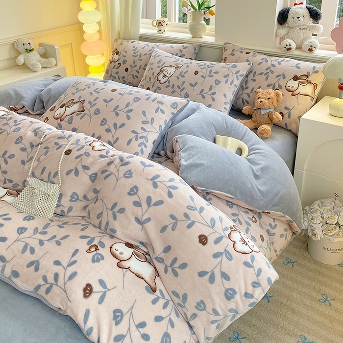 91家纺网 家纺一手货源 找家纺 YYDS网供  2025新款ins风牛奶绒四件套萌趣卡通三件套花卉单被套秋冬软fufu防静电 叶子繁花萌兔