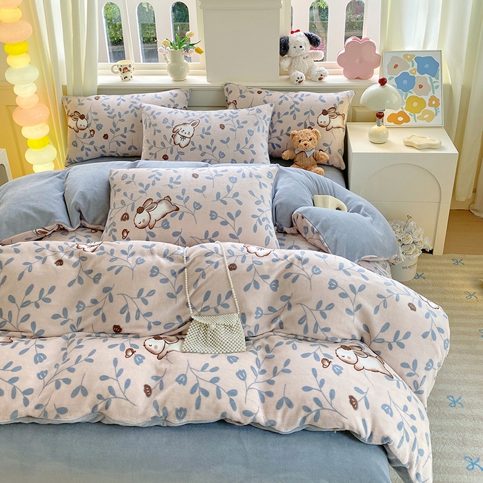 91家纺网 家纺一手货源 找家纺 YYDS网供  2025新款ins风牛奶绒四件套萌趣卡通三件套花卉单被套秋冬软fufu防静电 叶子繁花萌兔